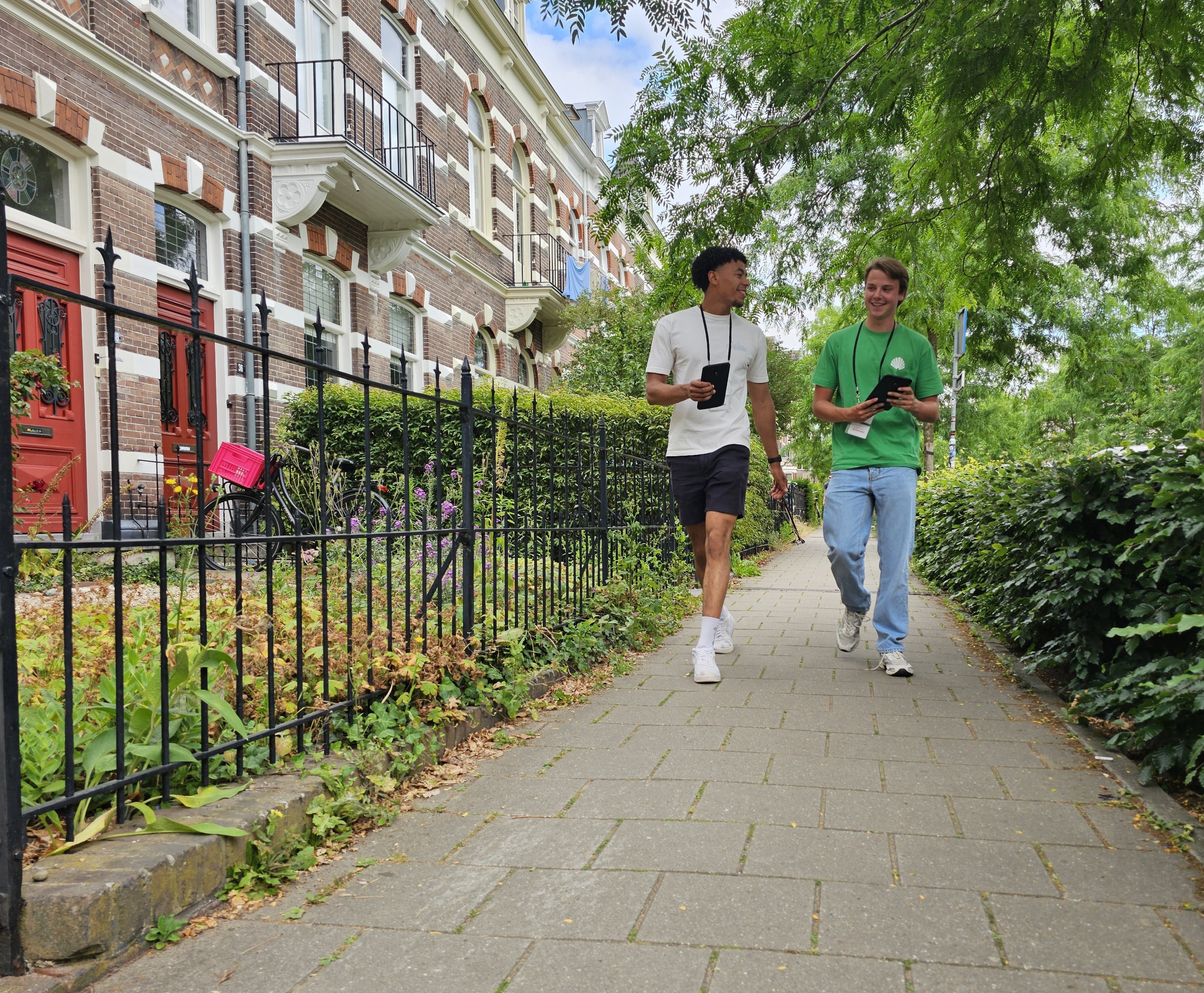 Student op straat met tablet en badge